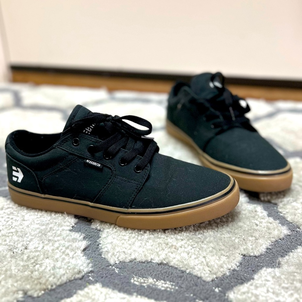 ETNIES SUBDIVISION (9), BLACK, GUM SOLE. LIKE NEW